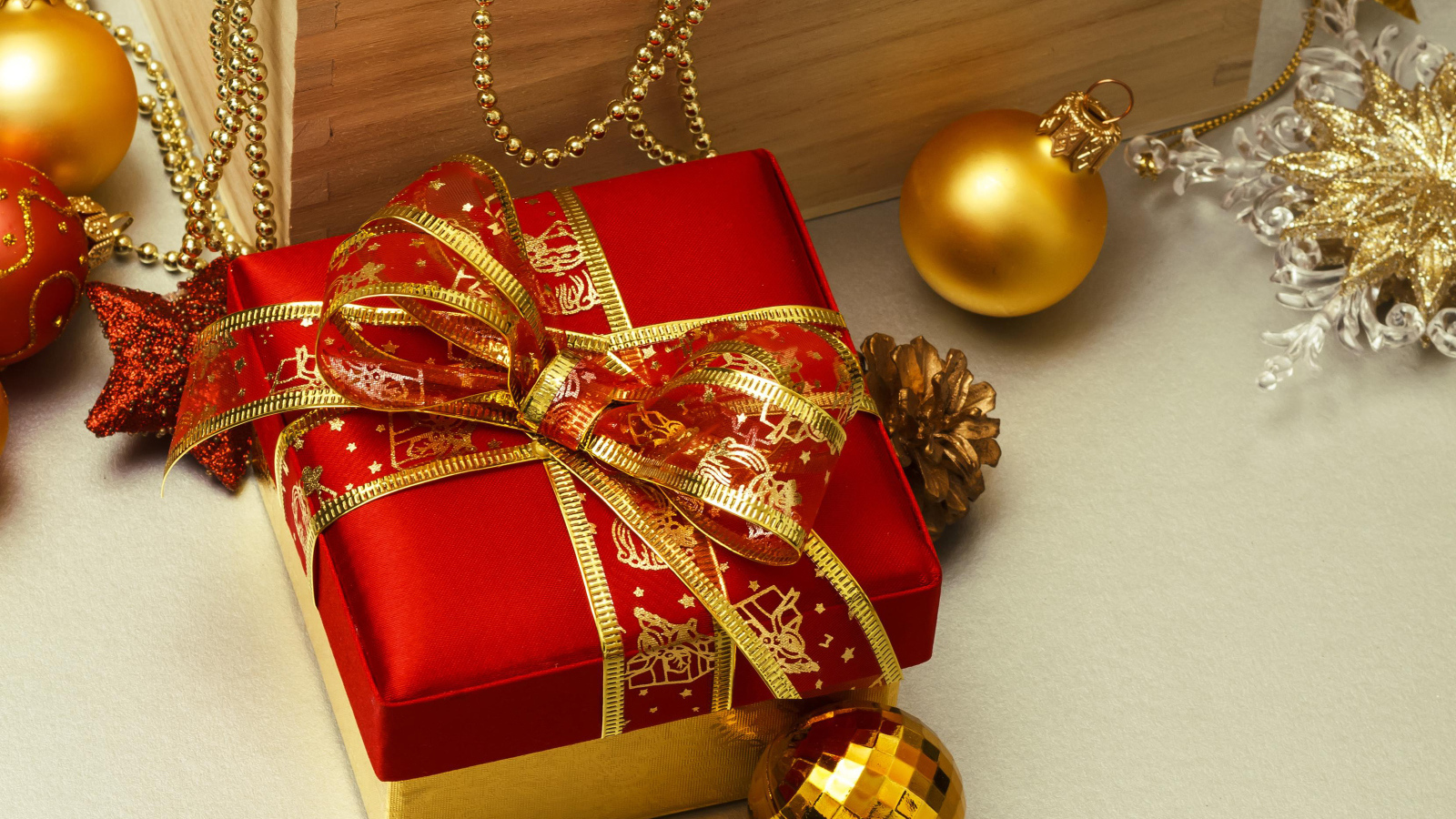 Большой подарок и елочные игрушки на новый год 2022 