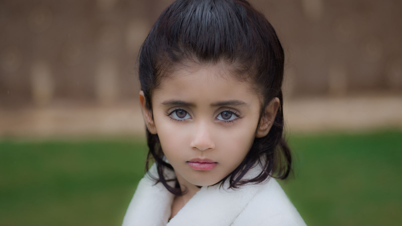 Красивая девочка с большими глазами