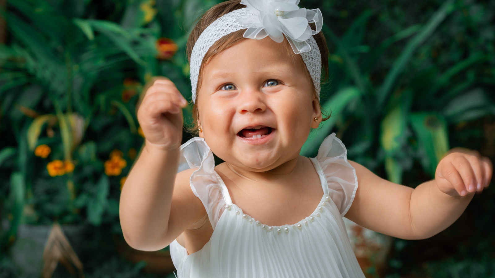 Красивая маленькая девочка в белом платье 