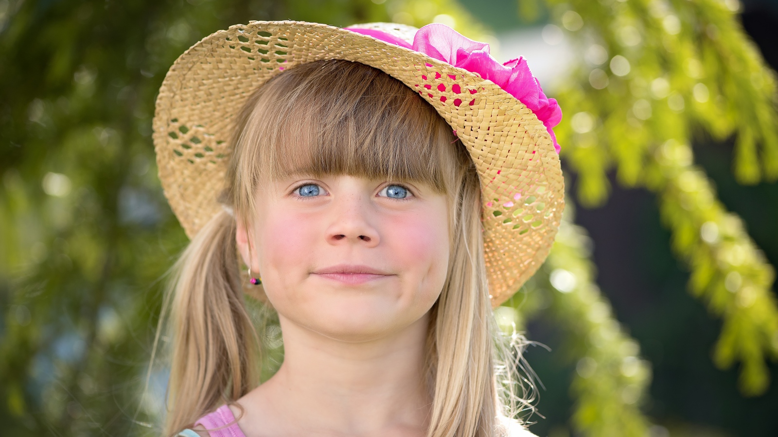 Голубоглазая девочка в соломенной шляпе