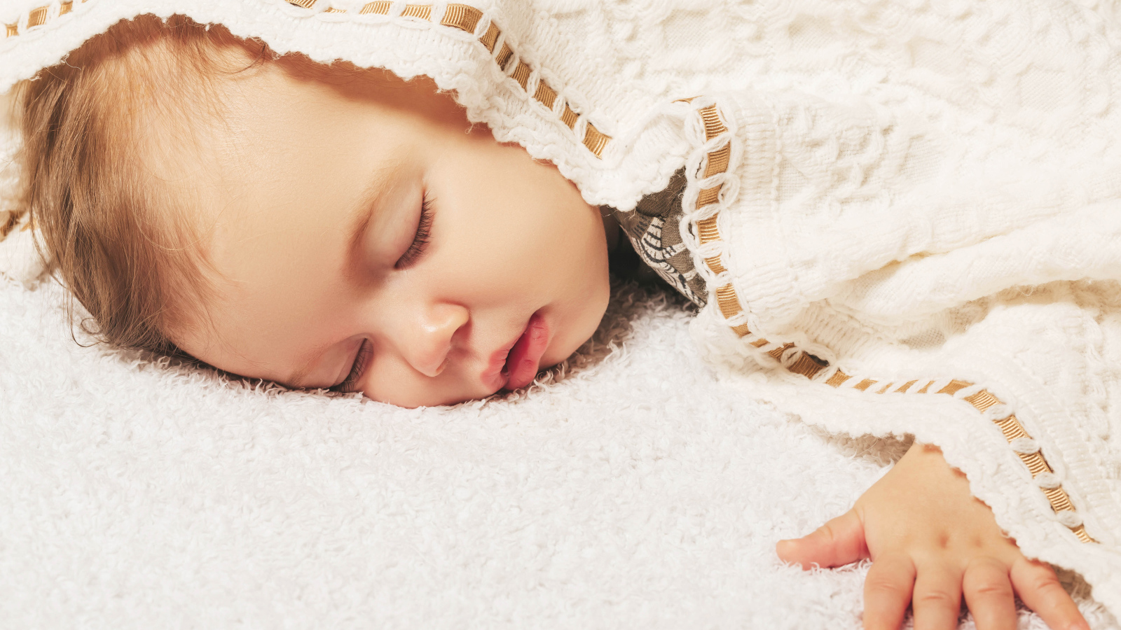 Милый спящий ребенок под покрывалом 