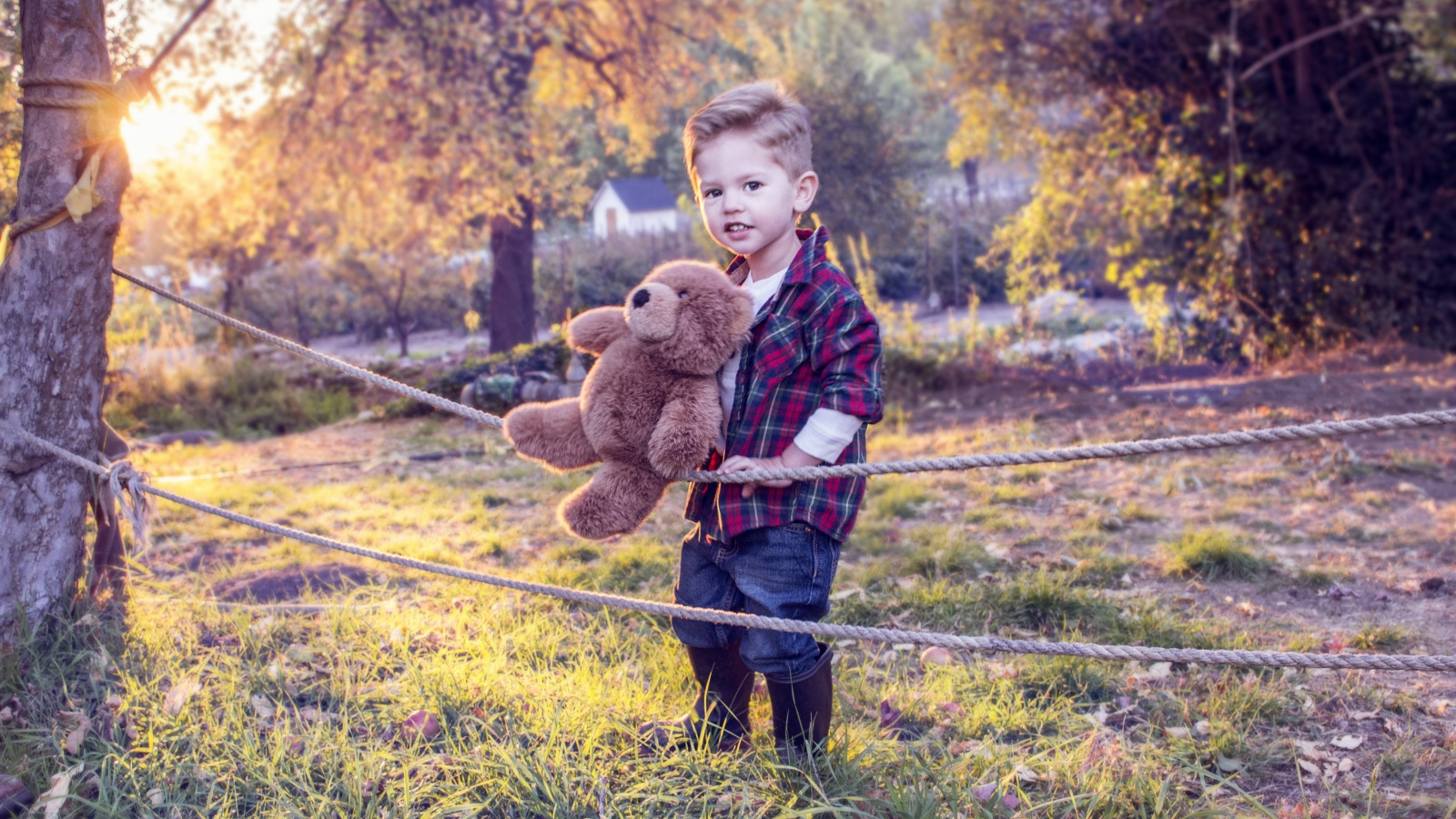 Маленький мальчик с игрушечным медведем