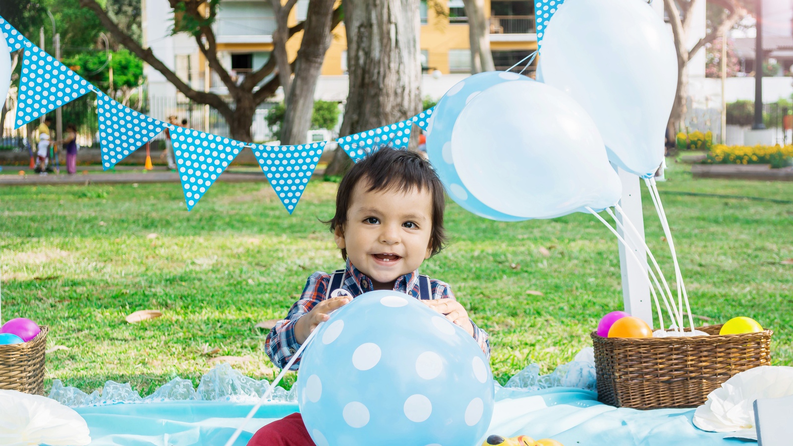 Маленький мальчик с шарами и украшениями на день рождения 