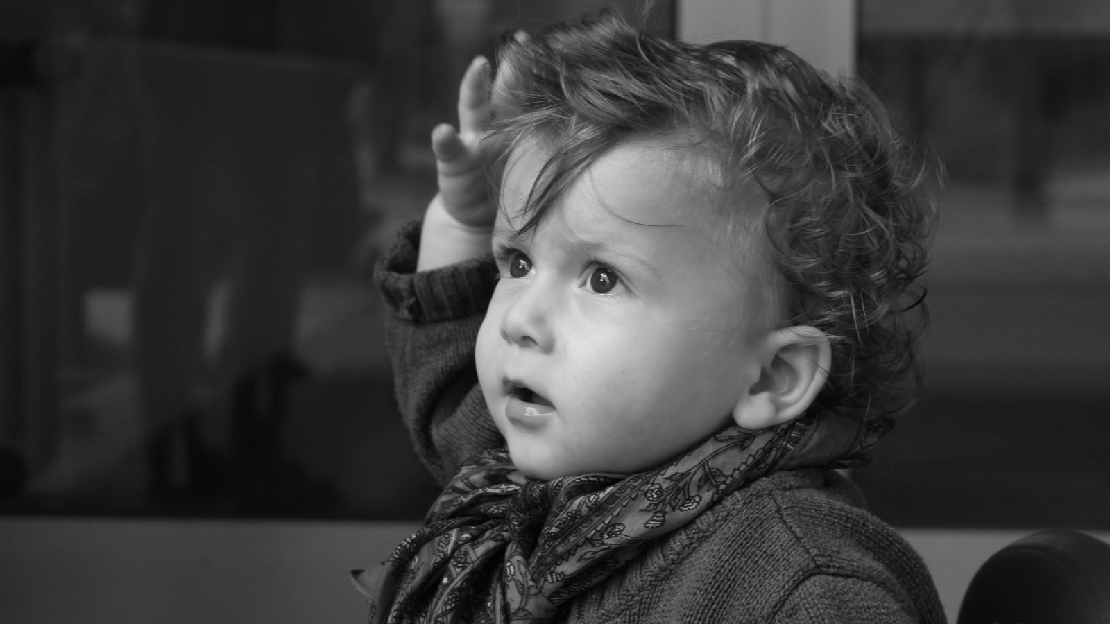 Маленький мальчик с рукой в волосах черно-белое фото 