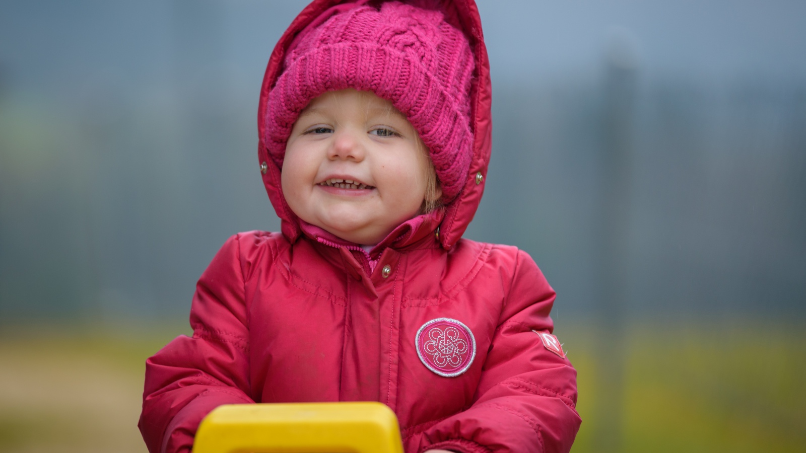 Маленькая девочка в розовой курточке 