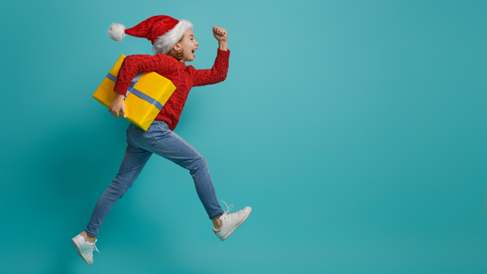 Маленькая девочка с подарком на голубом фоне 