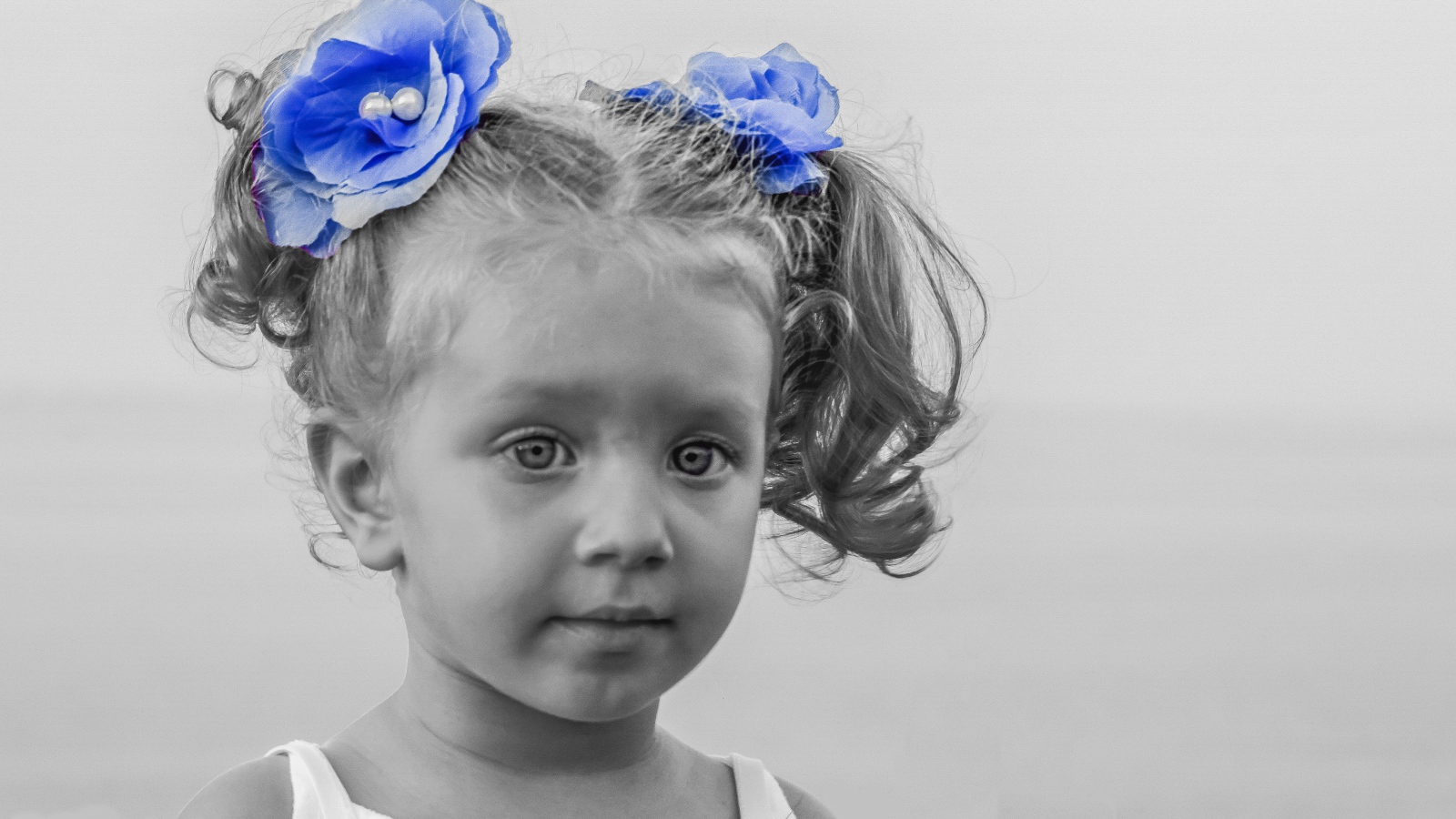 Маленькая девочка с голубыми бантиками в волосах 