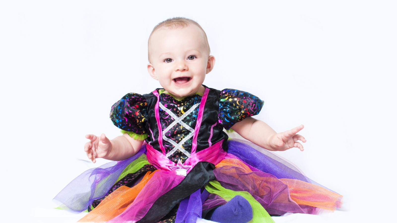 Маленькая улыбающаяся девочка на белом фоне 