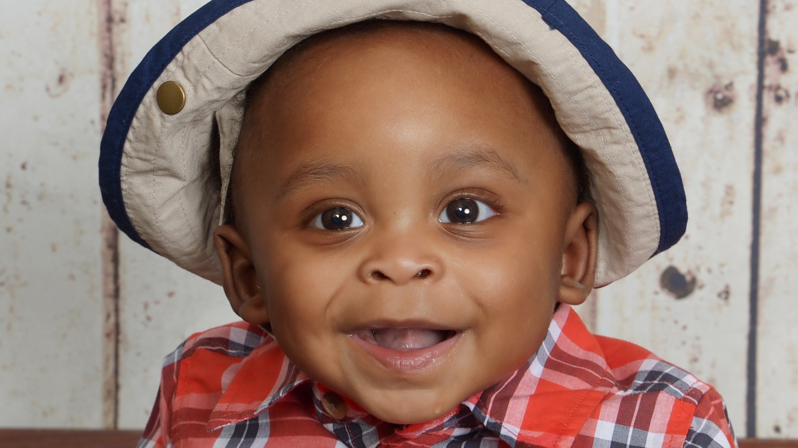 Улыбающийся темнокожий мальчик в панаме