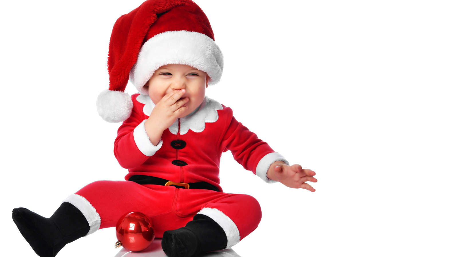 Улыбающийся ребенок в новогоднем костюме на белом фоне 