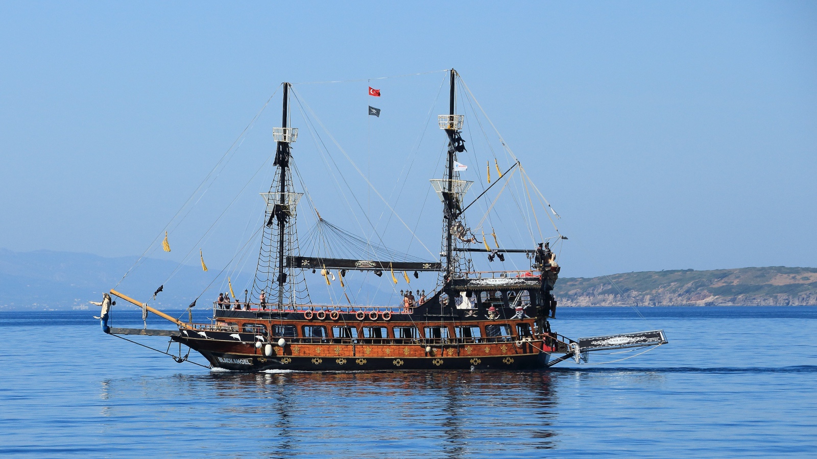 Большой красивый пиратский корабль в море 