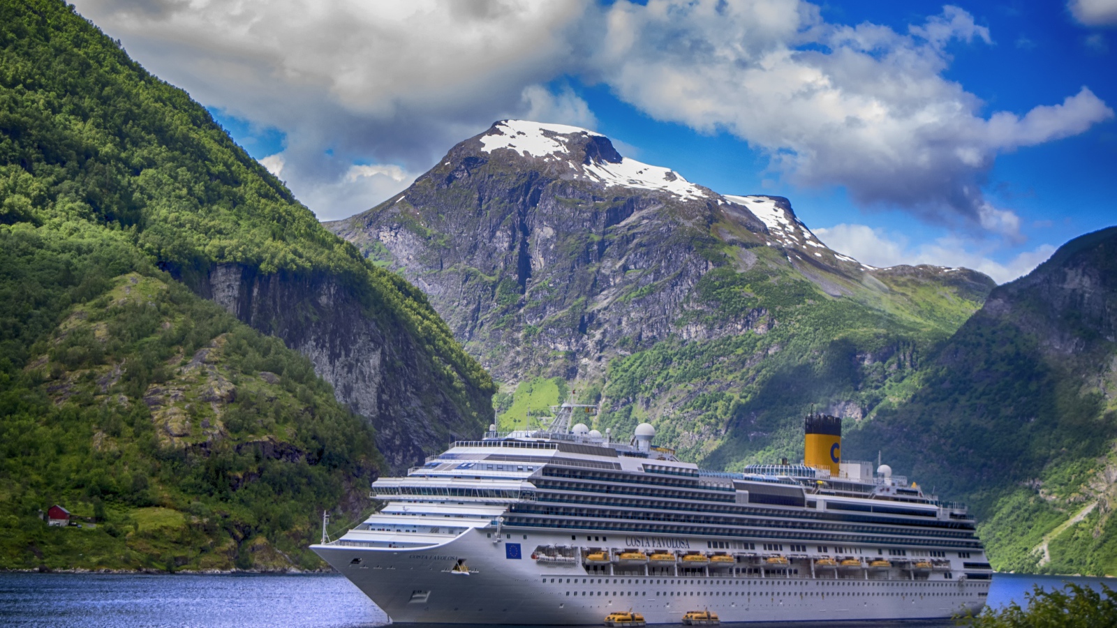 Большой белый круизный лайнер в фьорде 