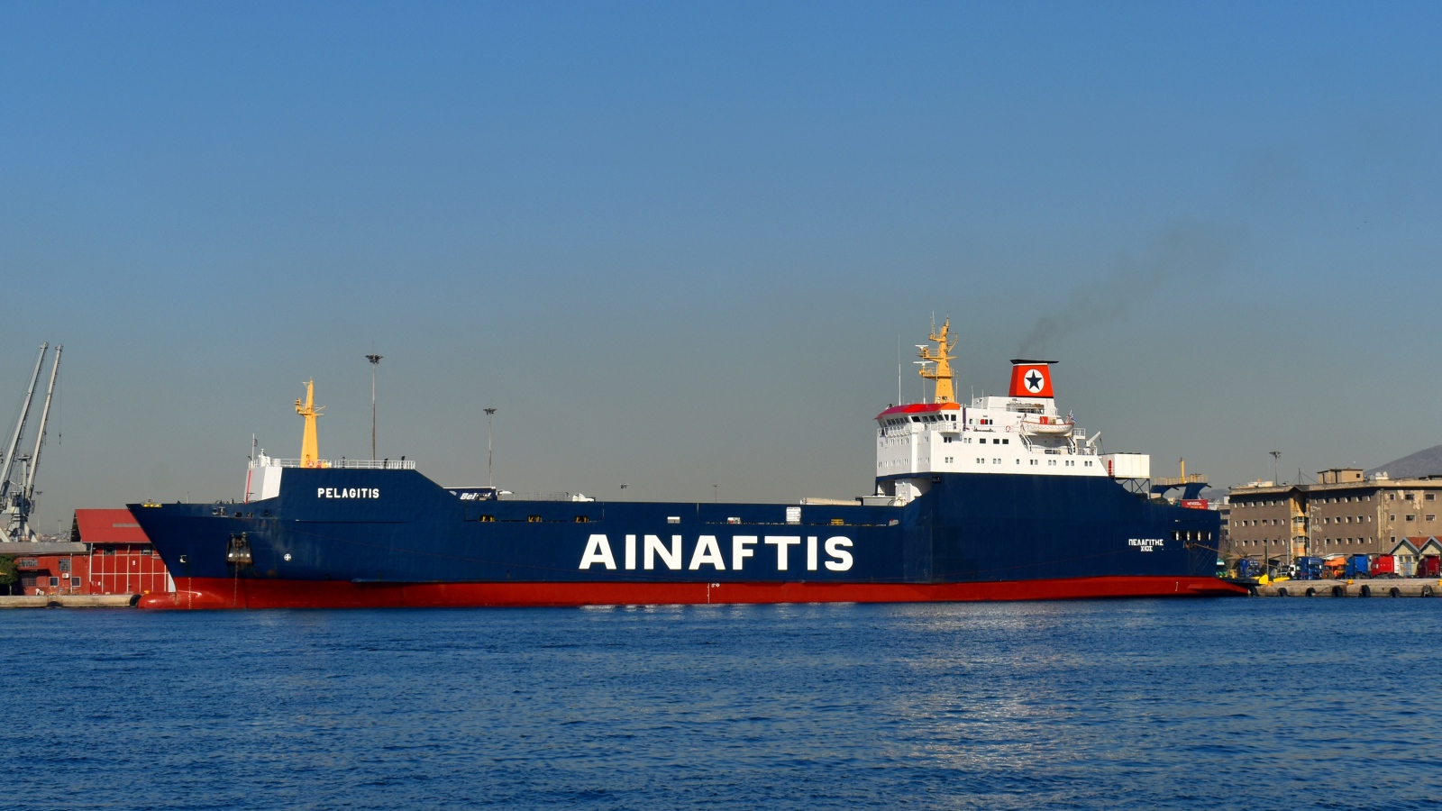 Грузовой танкер Ainaftis в гавани 