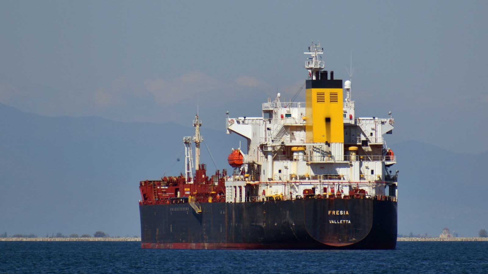 Большой контейнеровоз в море 