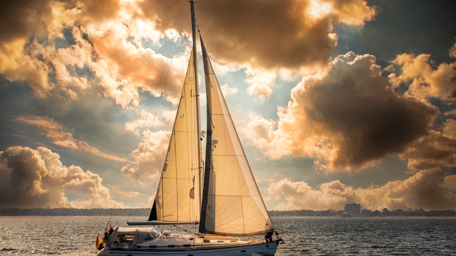 Большая парусная яхта в море на закате 