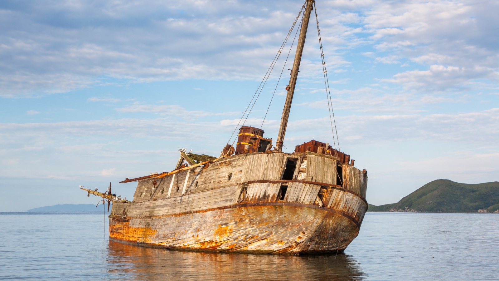 Старый разрушенный корабль на берегу 