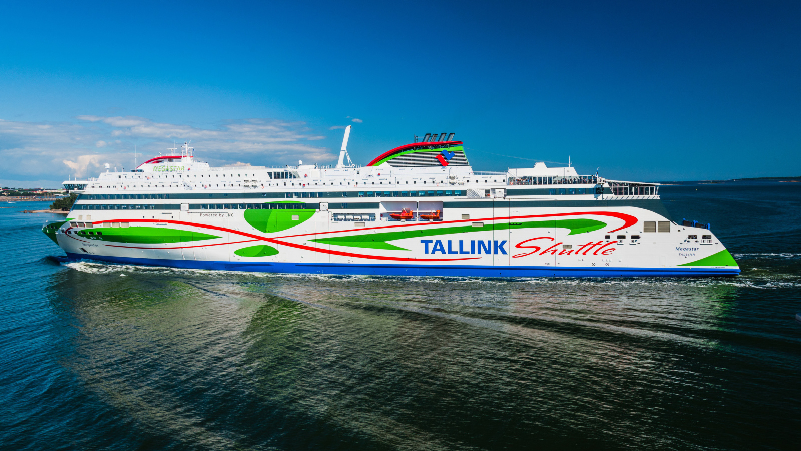 Большой круизный корабль Tallink в море 