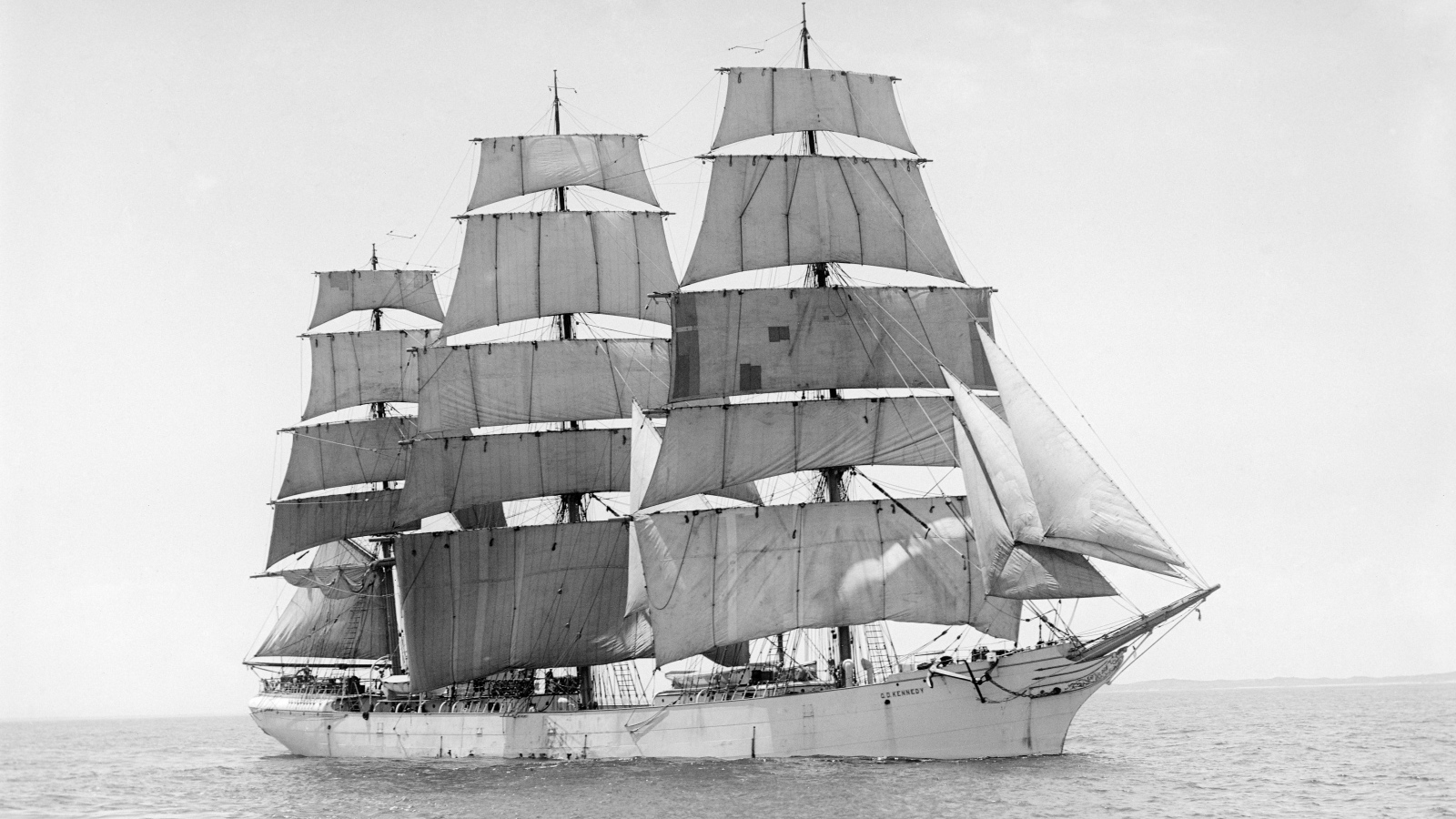 Трехмачтовое парусное судно черно-белое фото