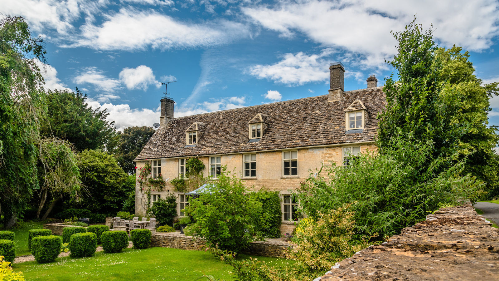 Красивый дом под голубым небом,Англия