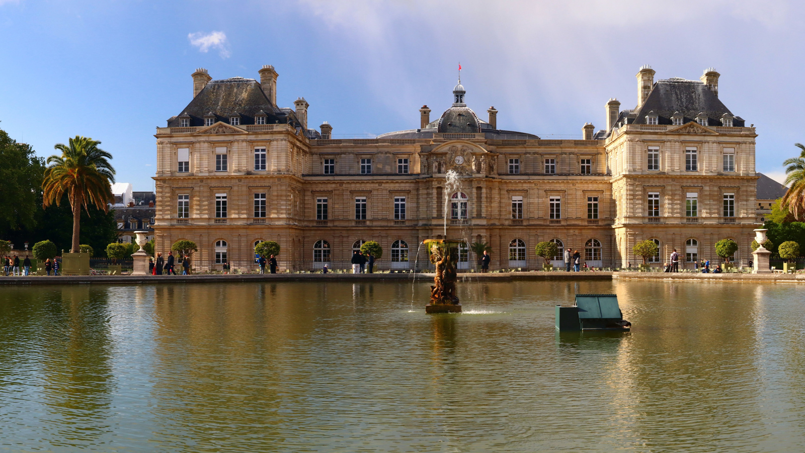 Люксембургский дворец у озера, Париж. Франция