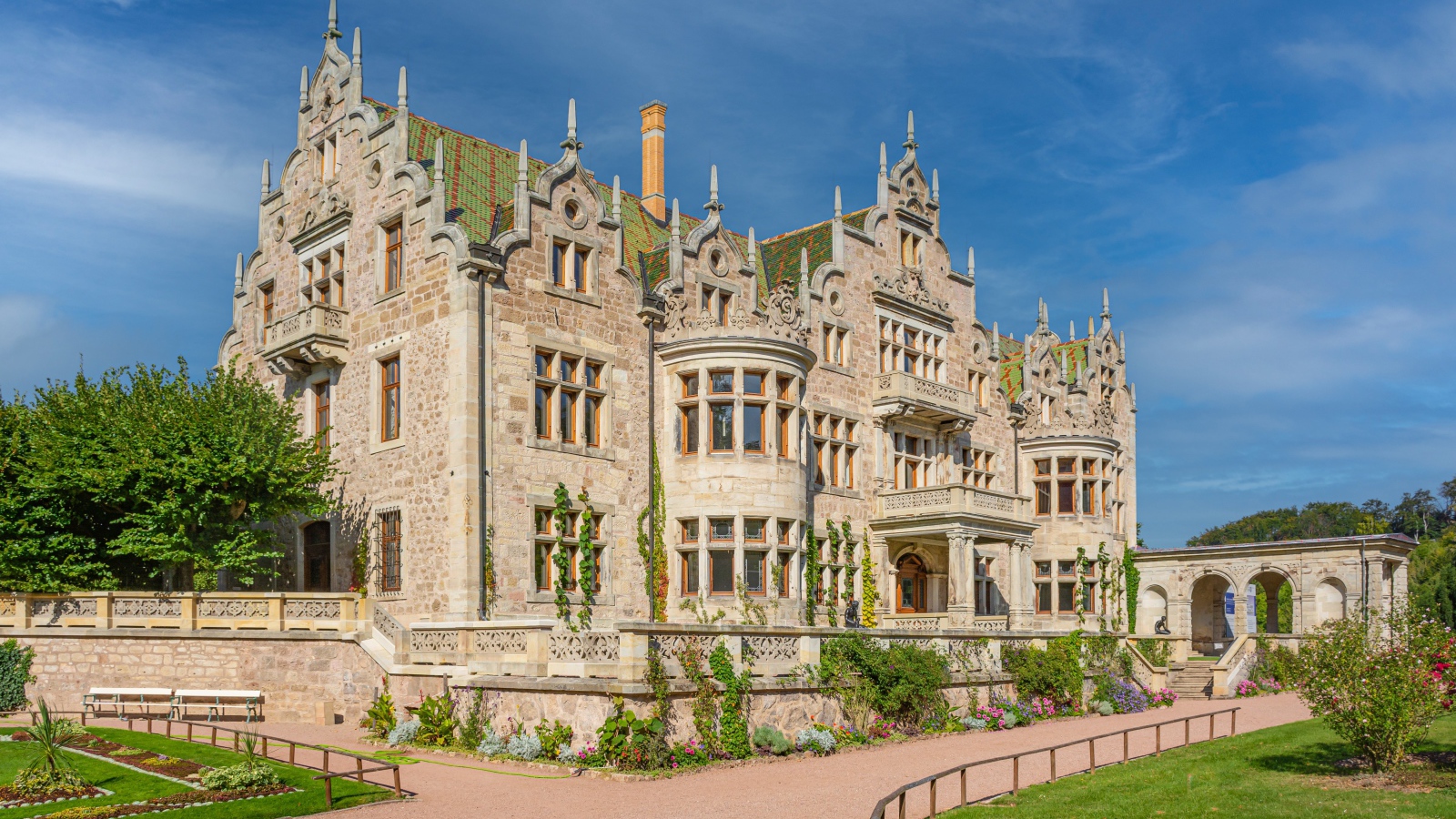 Замок Альтенштайн под голубым небом, Германия