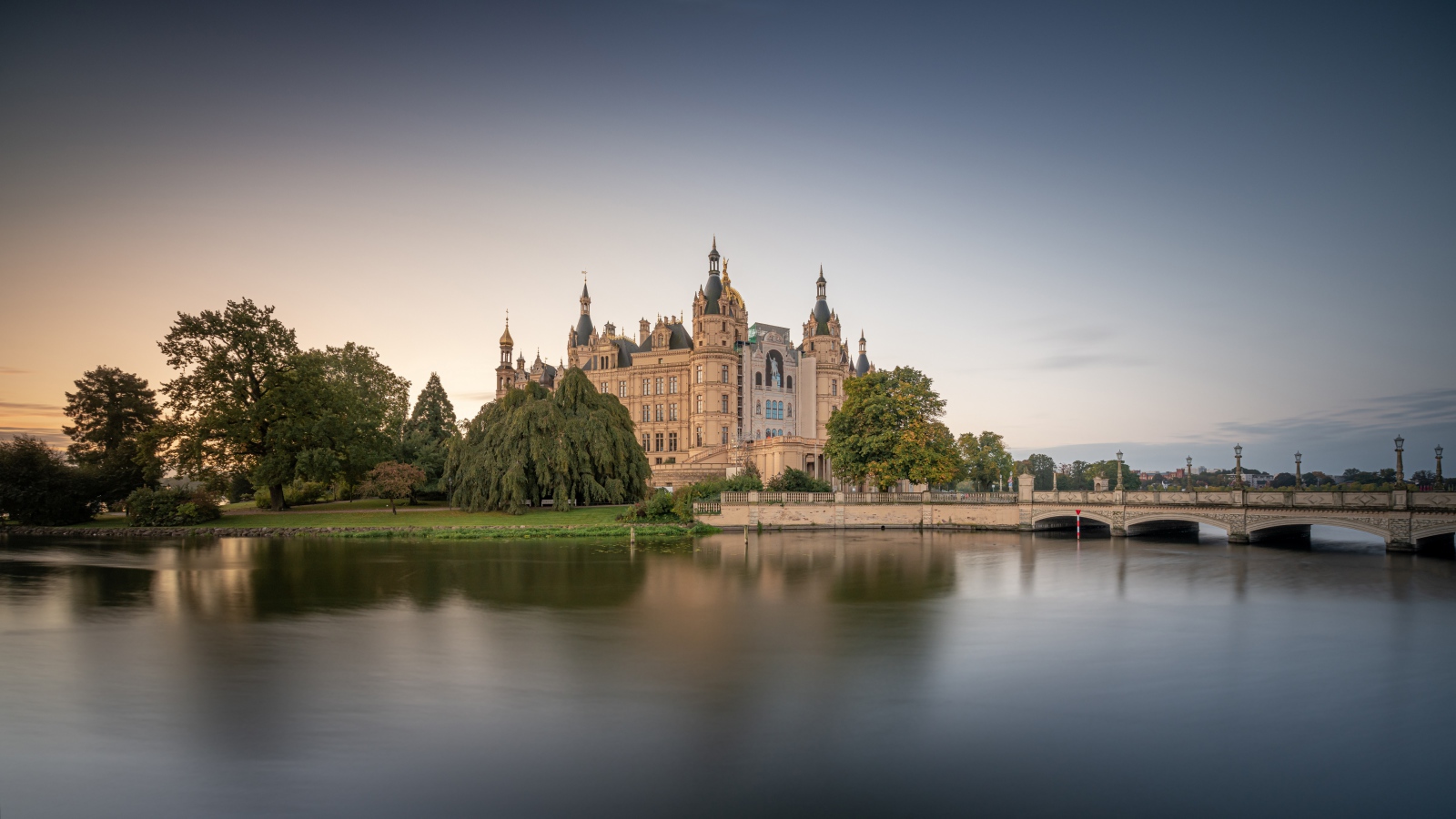 Красивый вид на Шверинский замок у озера, Германия