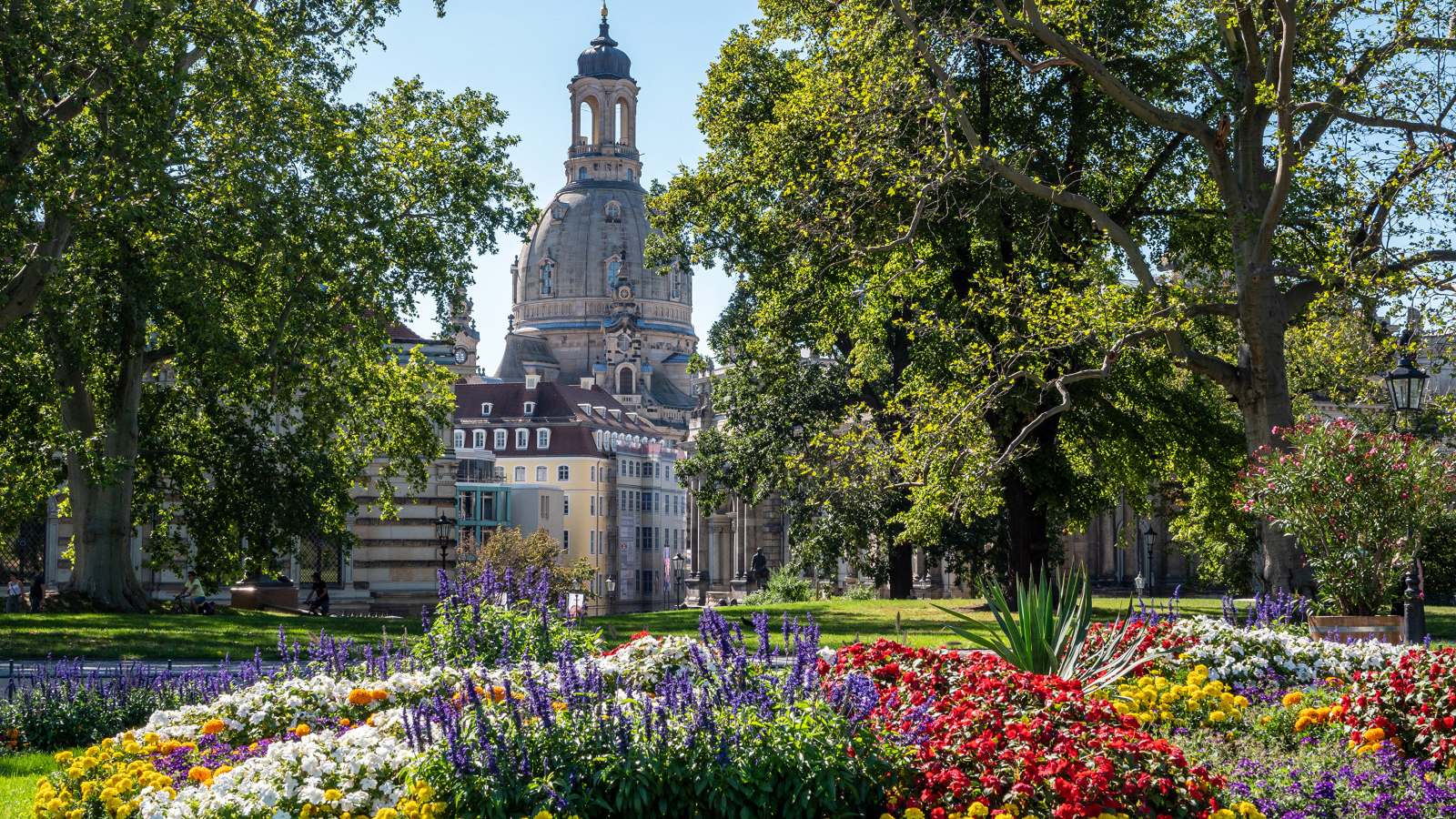 Старая церковь в живописном парке,Дрезден. Германия