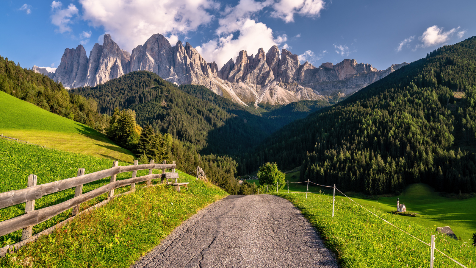 Дорога ведет к Доломитовым альпам, Италия