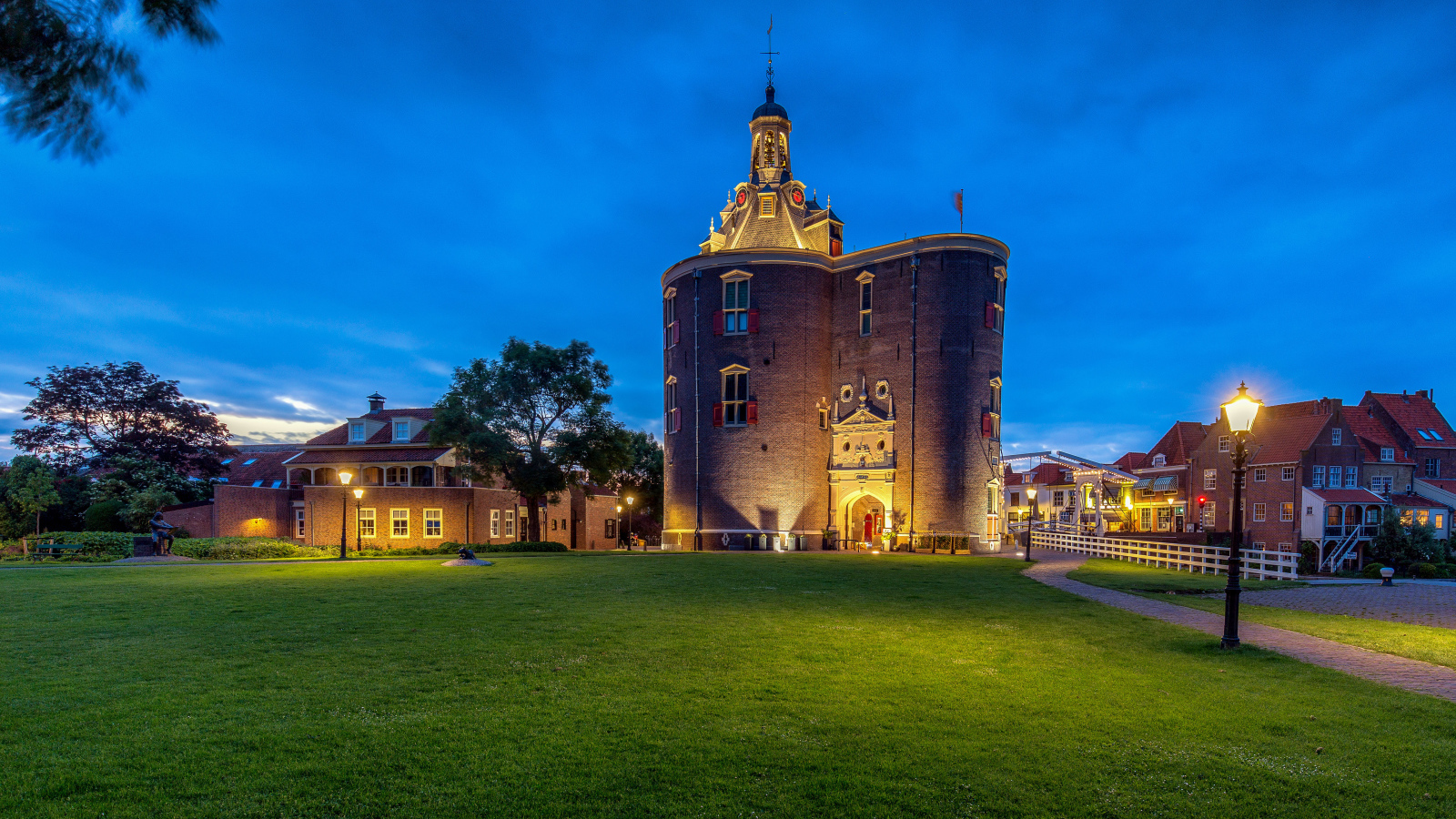 Большая старая башня в сумерках,  Нидерланды