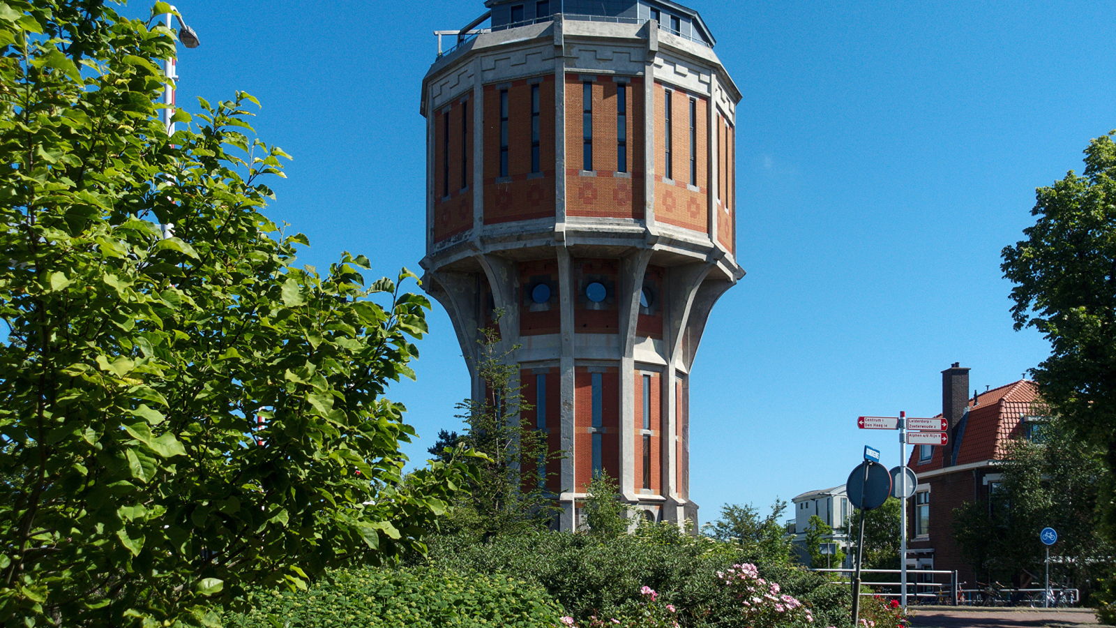 Старая башня на улице города, Нидерланды 