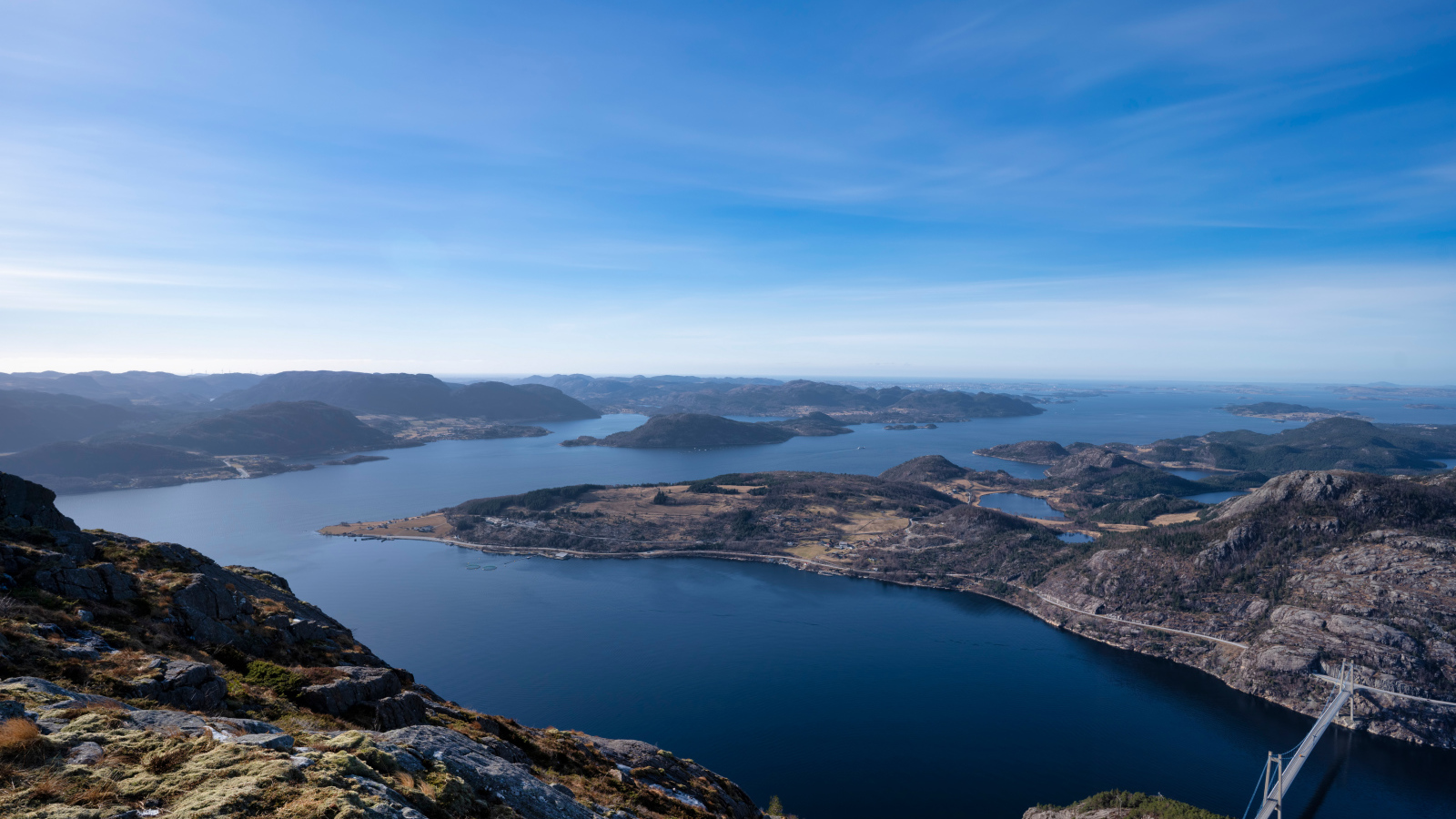 Красивый вид на фьорд под голубым небом, Норвегия 