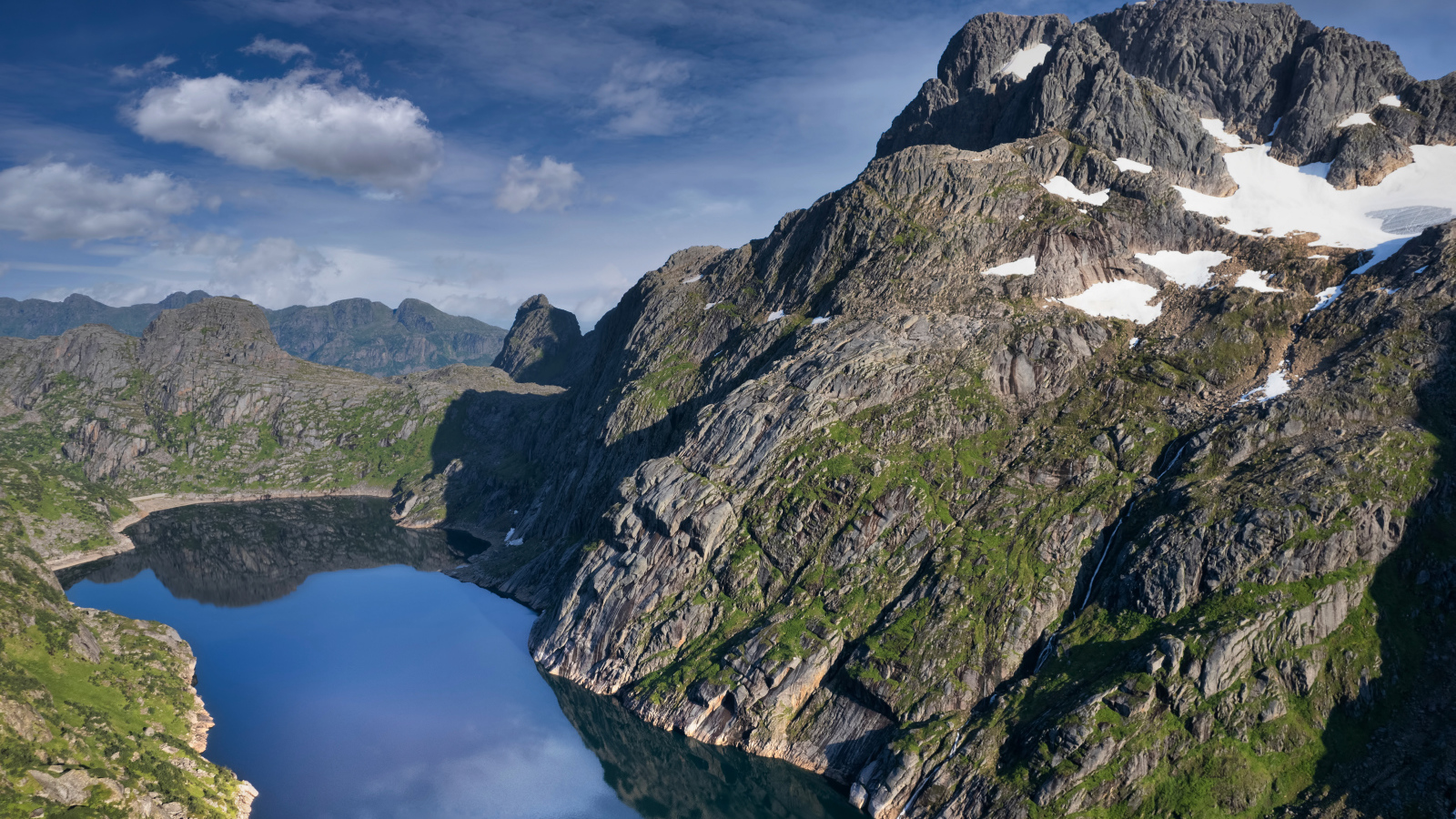 Большая серая года у озера, Лофотенские острова. Норвегия