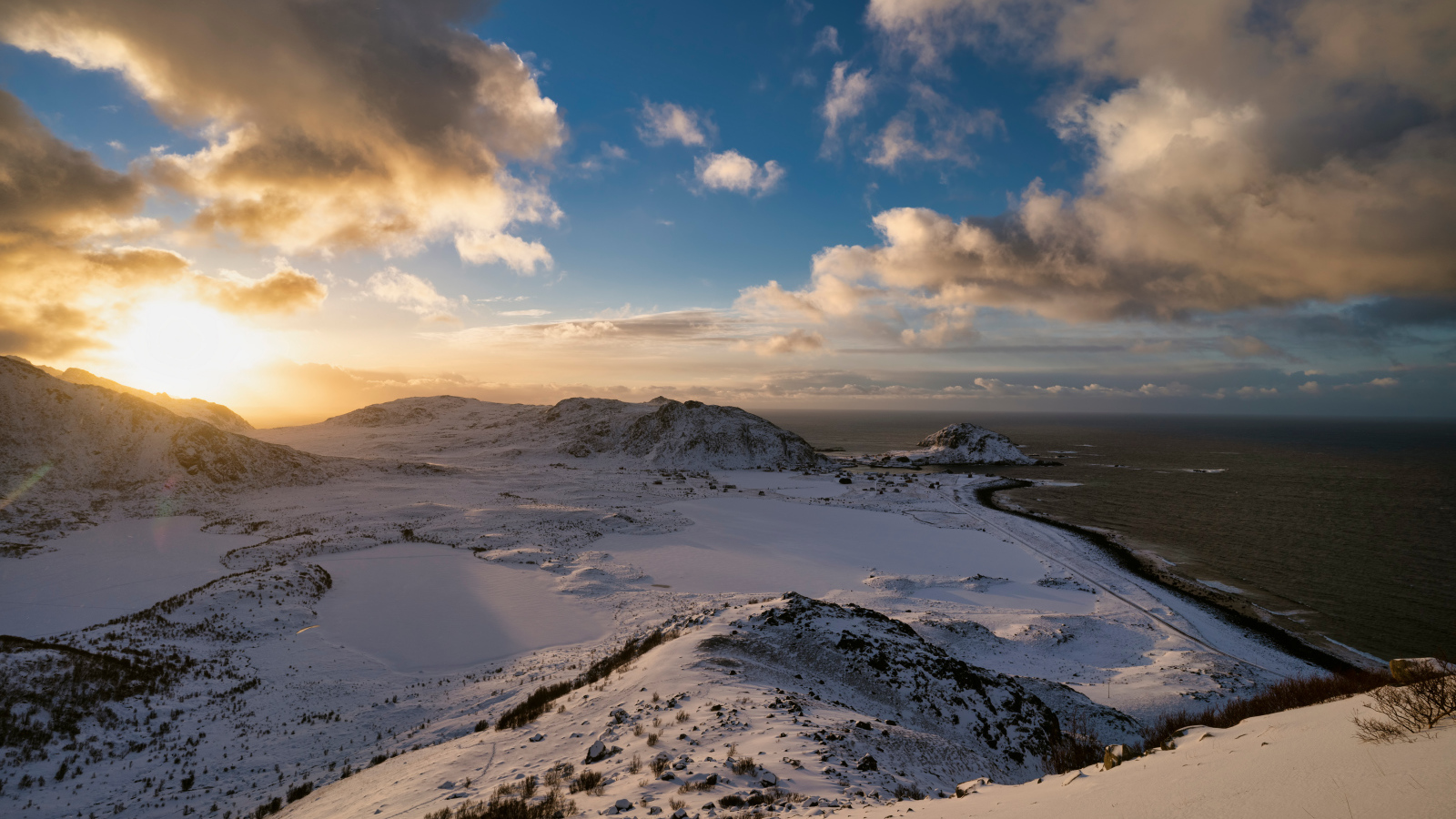 Заснеженные горы у залива на закате, Лофотенские острова. Норвегия 