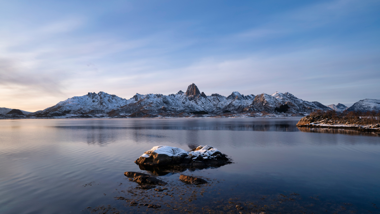 Заснеженные Лофотенские острова под голубым небом, Норвегия 