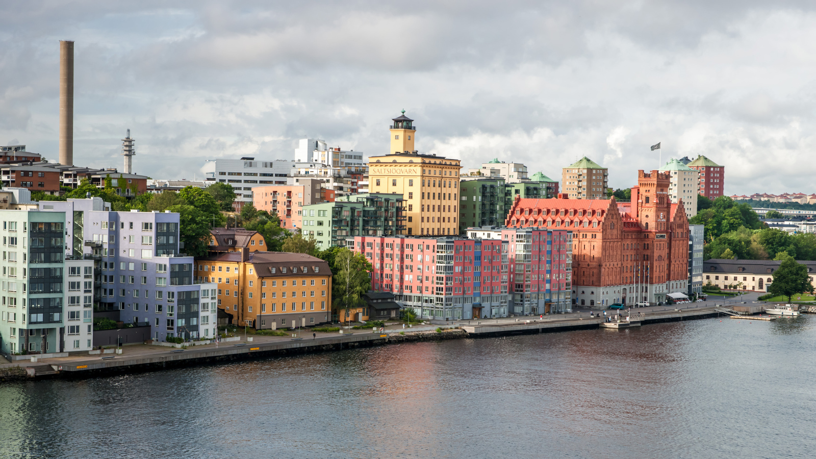 Красивые дома у водного канала, Стокгольм, Швеция