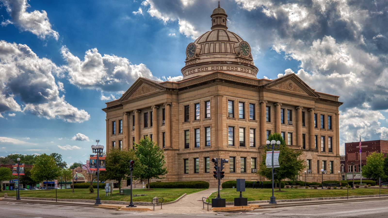 Большой красивый дом в центре города, США
