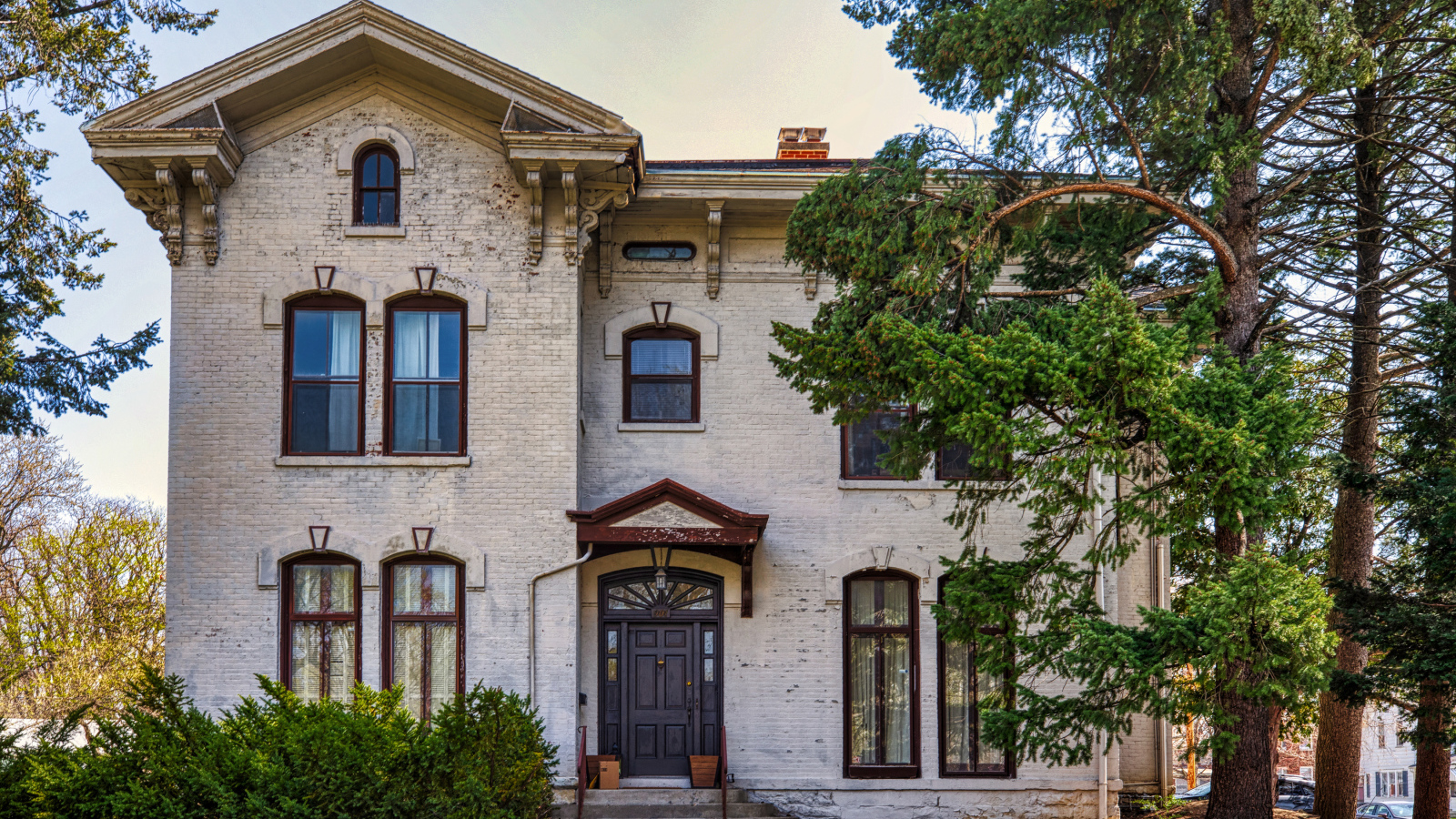 Большой двухэтажный дом в городе, США