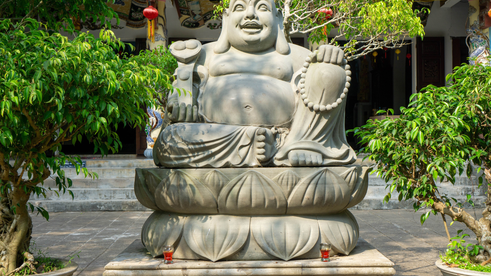 Большая статуя Будды в храме, Вьетнам