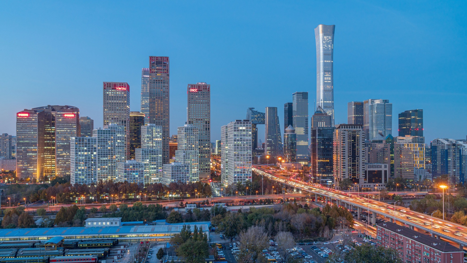 Большой ночной город под голубым небом 