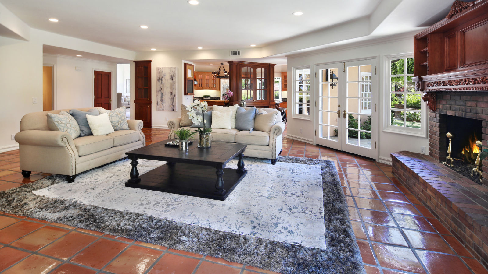 Комната в дорогом двухэтажном доме с камином