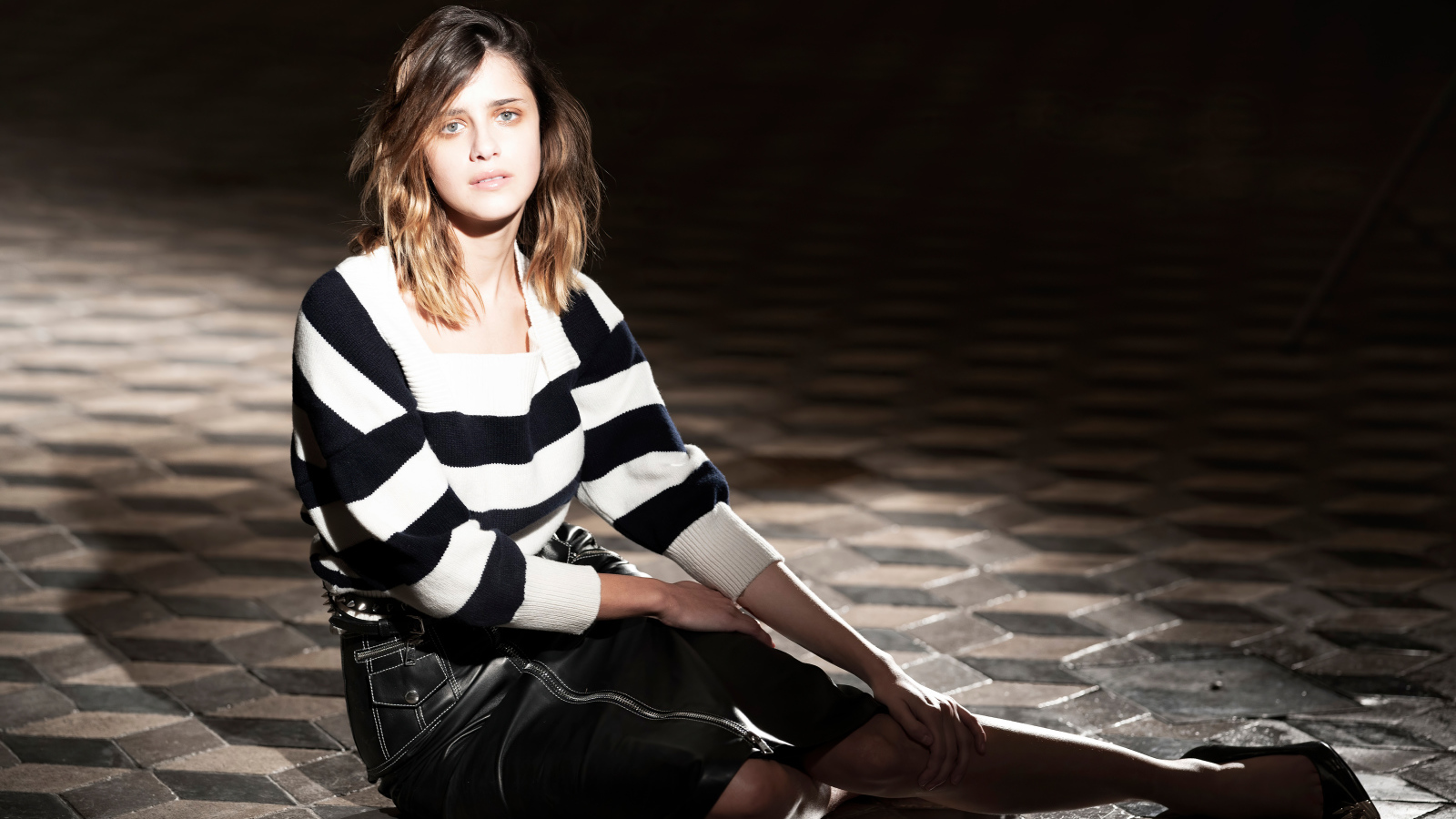 Актриса Бенедетта Поркароли сидит на полу