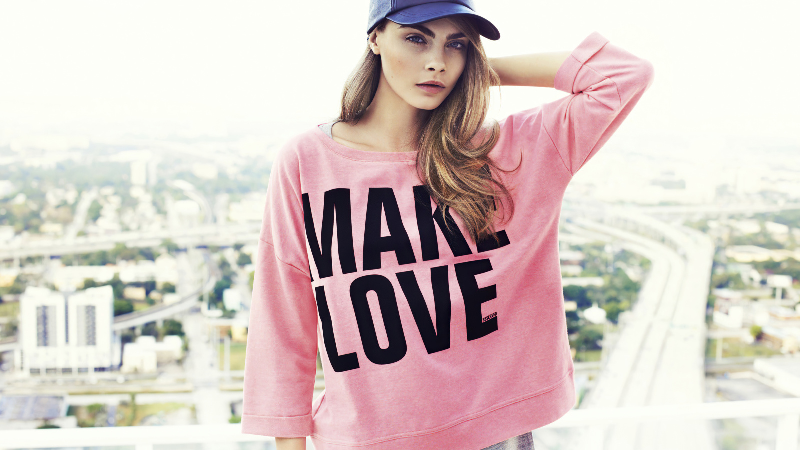 Актриса Кара Делевинь в кепке