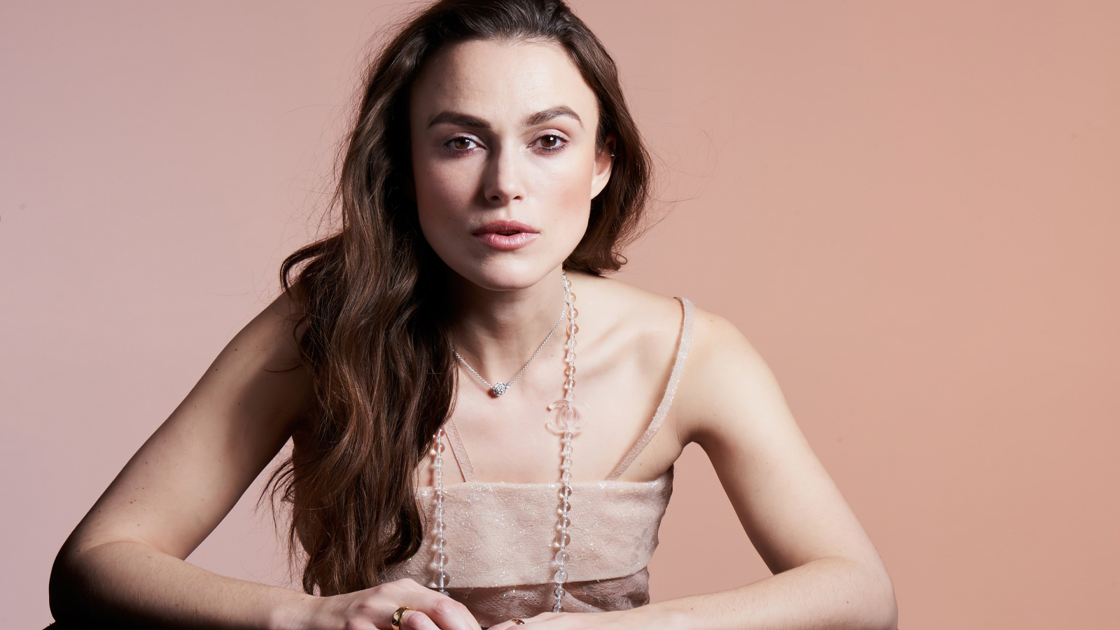 Актриса Кира Найтли на розовом фоне