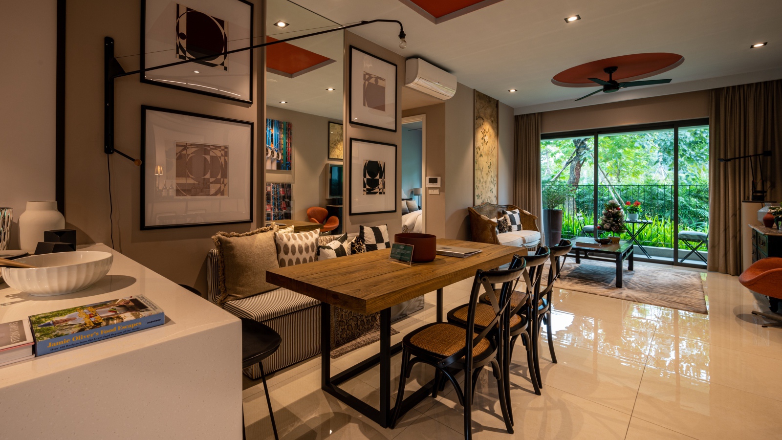 Дубовый стол стоит в просторной гостиной 