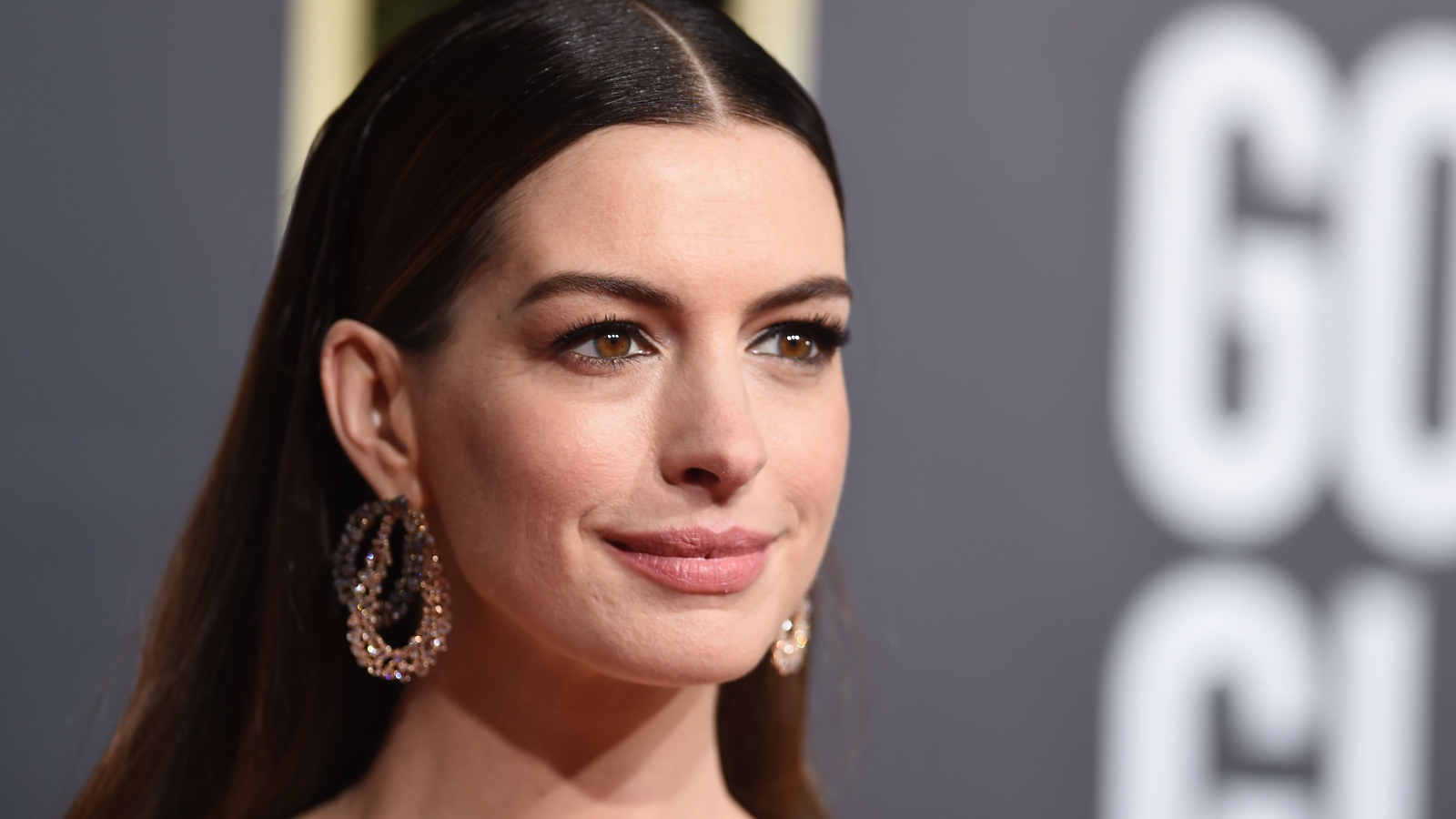 Красивая кареглазая актриса Энн Хэтэуэй