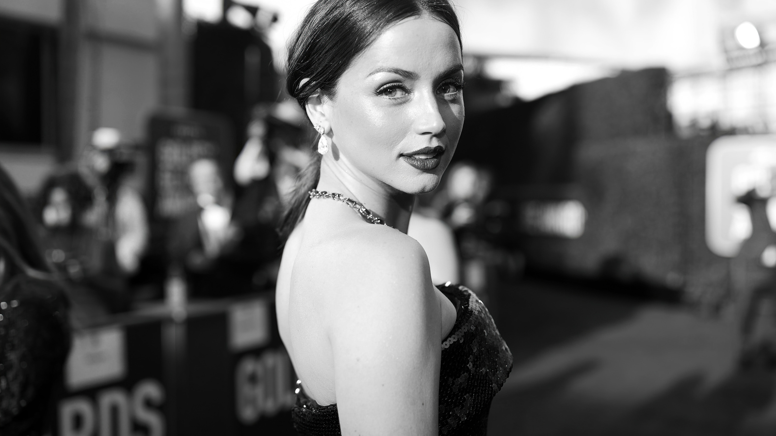 Красивая девушка, актриса Ана де Армас в черном платье