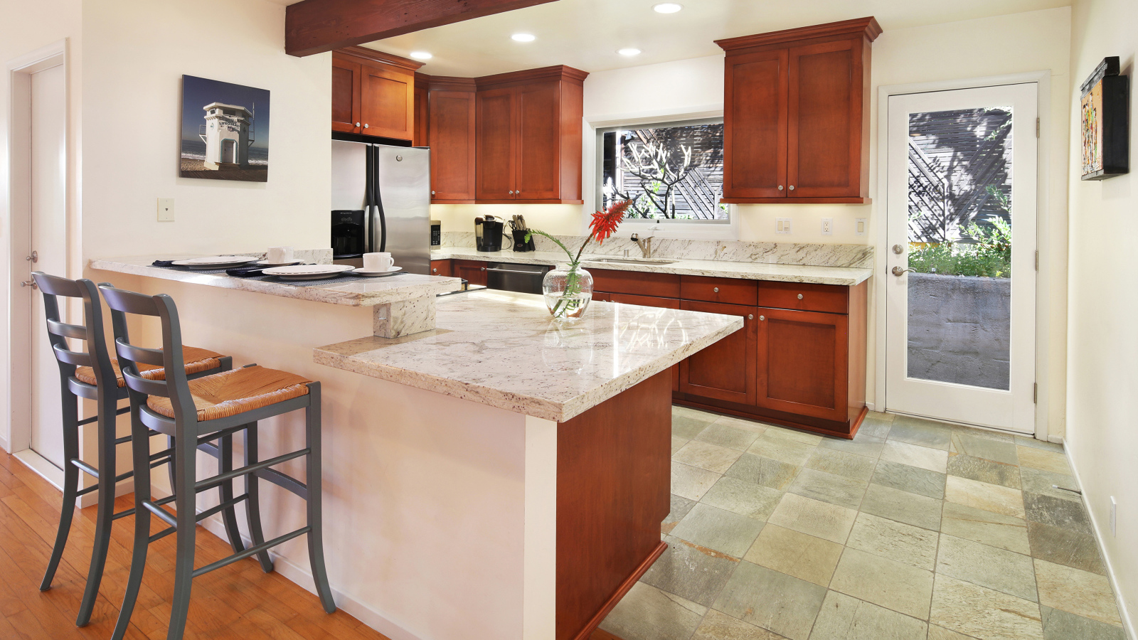 Красивая большая кухня с деревянной мебелью