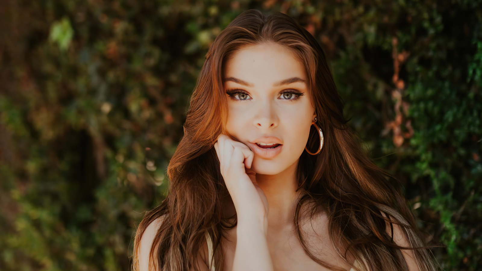 Красивая длинноволосая девушка актриса Брайтон Шарбино