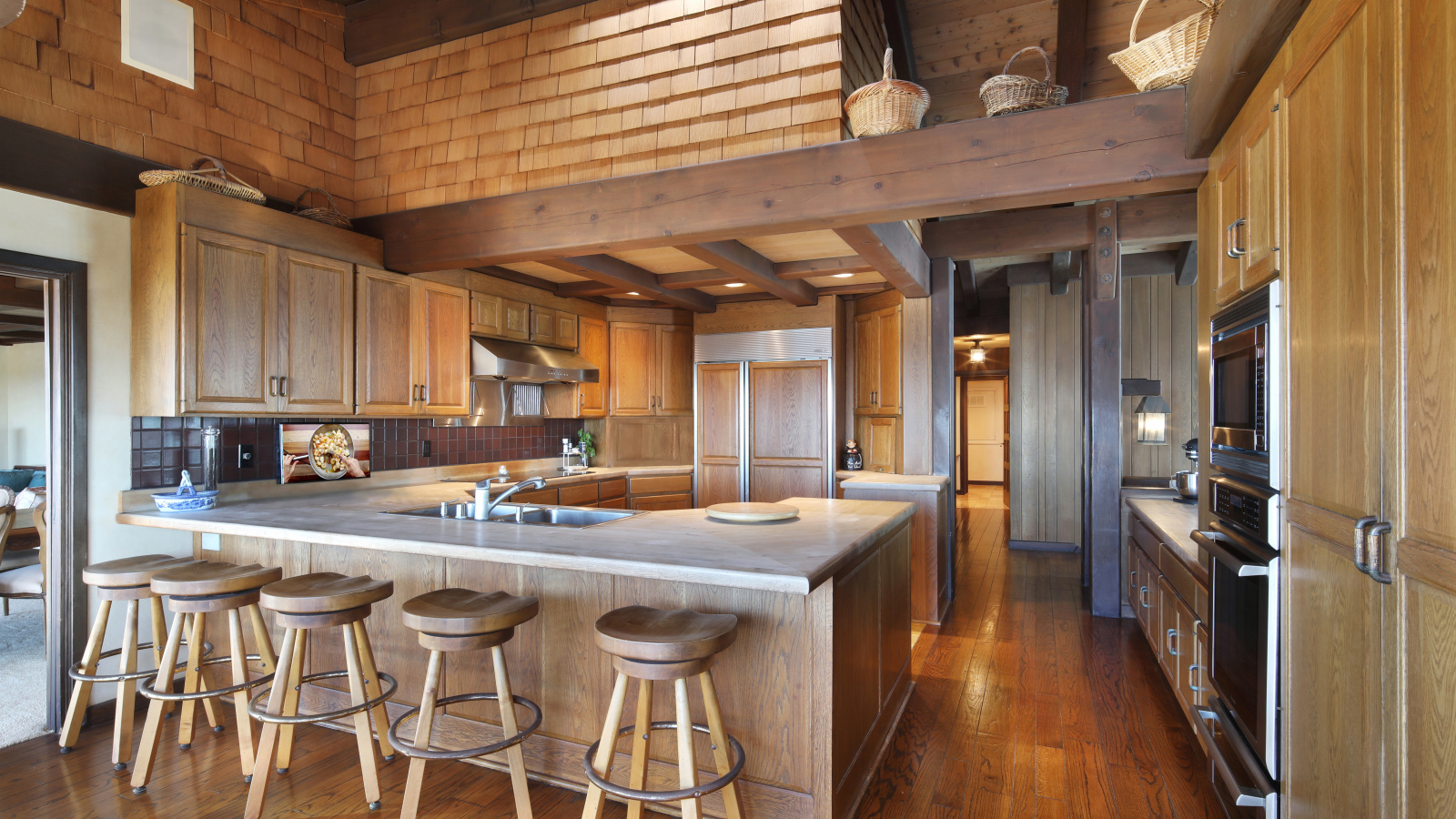 Красивый деревянный дом с большой кухней