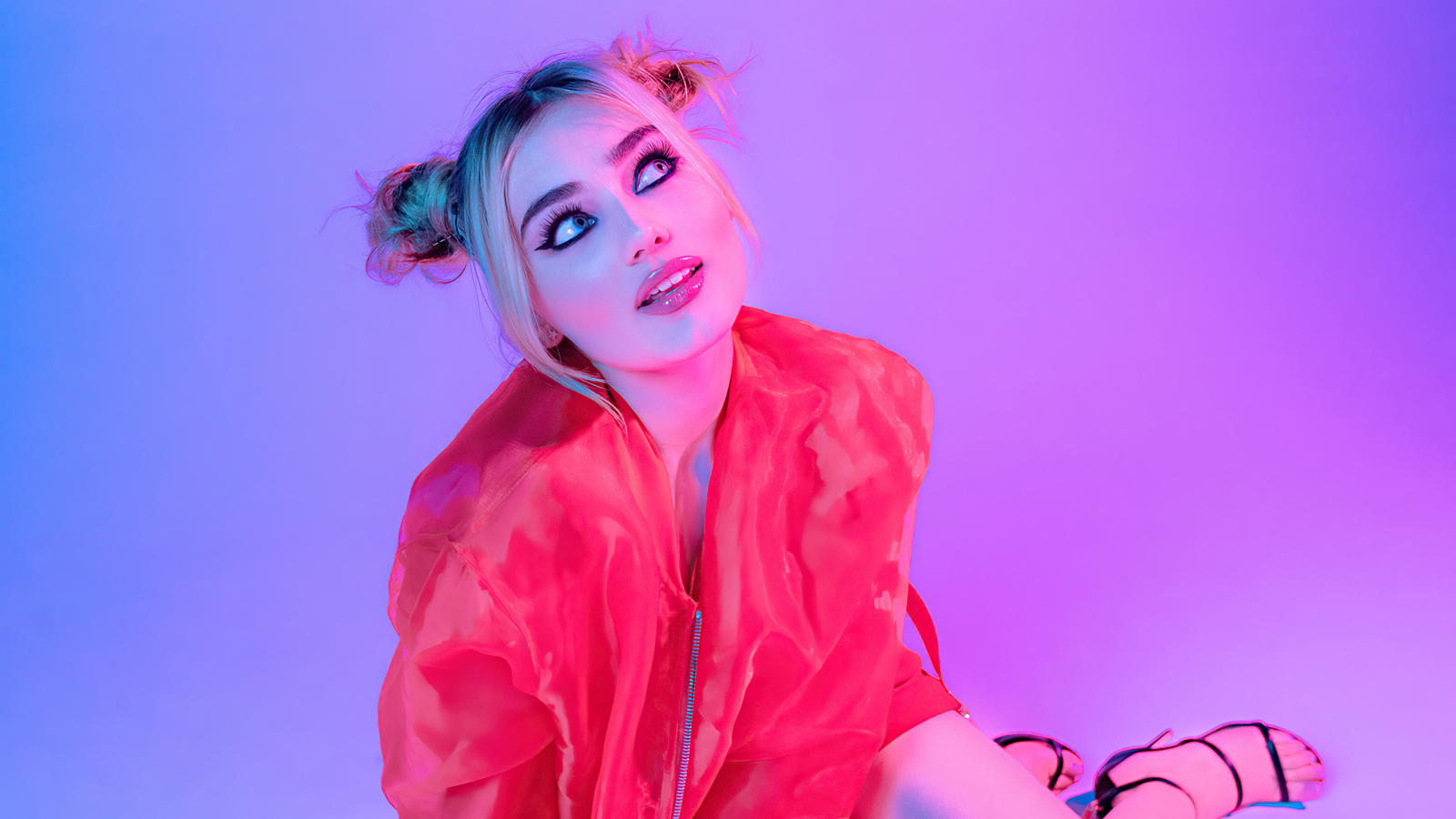 Яркая актриса Мэг Доннелли на розовом фоне